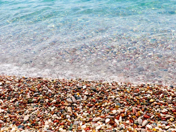 澄んだ水と海の海岸のビーチ — ストック写真