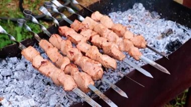 ızgara da et pişirme şişler