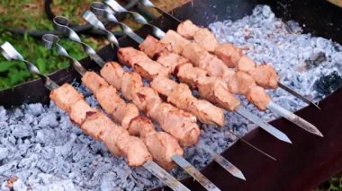 ızgara da et pişirme şişler