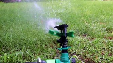 çim sulama zaman püskürtücü işlemi