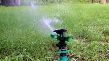 çim sulama zaman püskürtücü işlemi