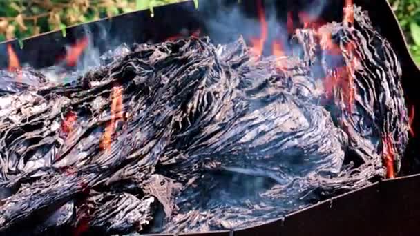 燃える紙の上の灰と炎 — ストック動画