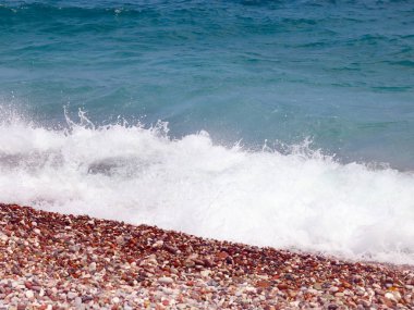 güzel dalgalar ve kayalık bir plaj kıyı şeridi