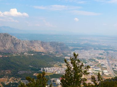 Antalya Türkiye kenti yakınlarındaki Tunektepe sırtı dağ zirveleri