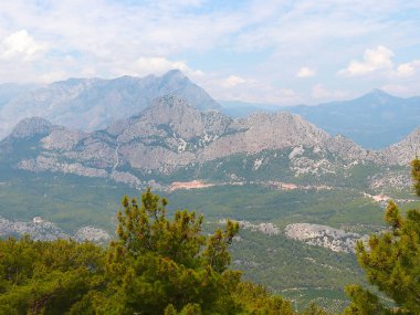 Antalya Türkiye kenti yakınlarındaki Tunektepe sırtı dağ zirveleri