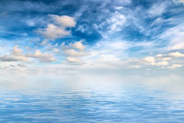 berrak gökyüzünün sudaki yansıması