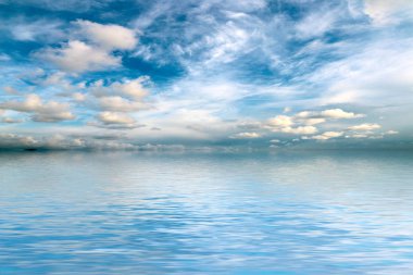 berrak gökyüzünün sudaki yansıması