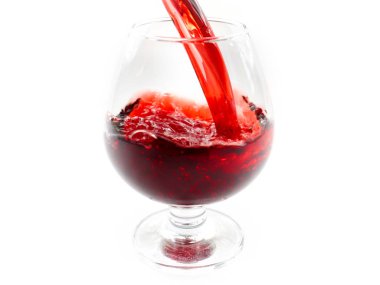 kırmızı şarap dökerken bir bardak desenler