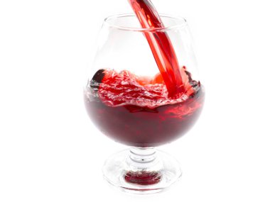 kırmızı şarap dökerken bir bardak desenler