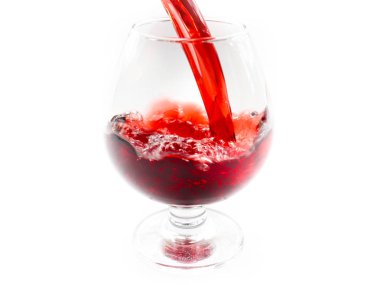 kırmızı şarap dökerken bir bardak desenler