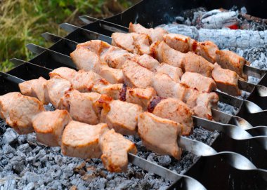 yemek pişirirken şişler üzerinde et sulu parçalar