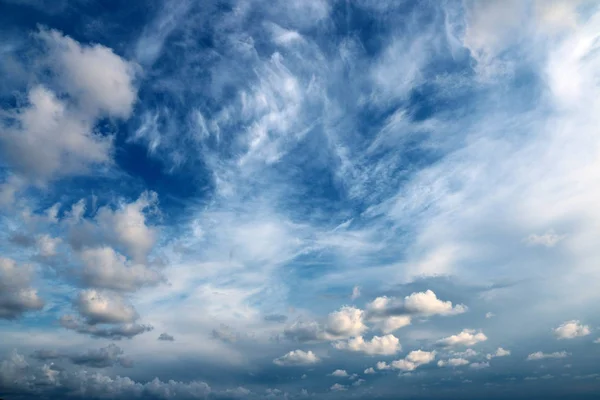 Солнечное Небо Облаками Часть Дикой Природы — стоковое фото