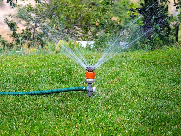 Wasserdurchfluss Durch Die Sprühmaschine Beim Rasenbewässerung — Stockfoto