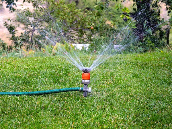浇灌草坪时 水流通过喷雾器 — 图库照片