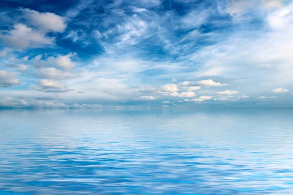 Αντανάκλαση Του Καθαρό Ουρανό Στο Νερό — Φωτογραφία Αρχείου