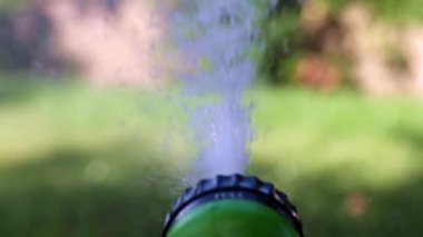 çim çim sulama plastik bir püskürtücü ile su akışı