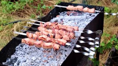 açık bir ateş üzerinde şişler üzerinde et pişirme