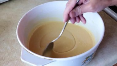 cam bir kase içinde karıştırma pasta