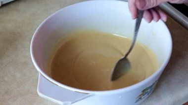 cam bir kase içinde karıştırma pasta