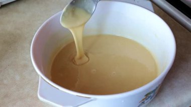 cam bir kase içinde karıştırma pasta