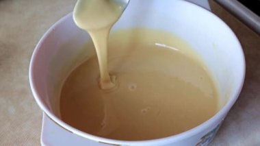 cam bir kase içinde karıştırma pasta