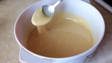 cam bir kase içinde karıştırma pasta