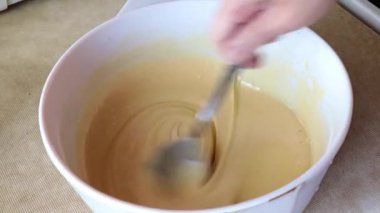 cam bir kase içinde karıştırma pasta
