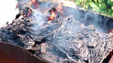 metal bir brazier kağıt belgeleri yakma