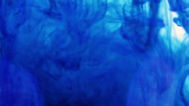 iki sıvı boya karıştırırken çok renkli desenler