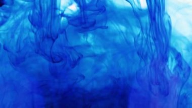 iki sıvı boya karıştırırken çok renkli desenler