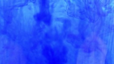 iki sıvı boya karıştırırken çok renkli desenler