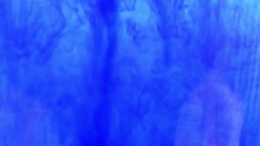 iki sıvı boya karıştırırken çok renkli desenler