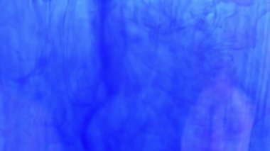 iki sıvı boya karıştırırken çok renkli desenler