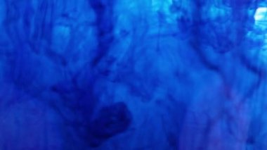 iki sıvı boya karıştırırken çok renkli desenler