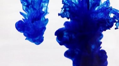 iki sıvı boya karıştırırken çok renkli desenler