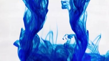 iki sıvı boya karıştırırken çok renkli desenler