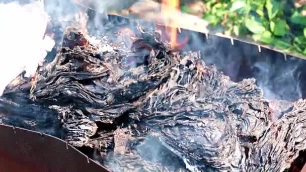 在金属巴西人中燃烧纸张文档 — 图库视频影像