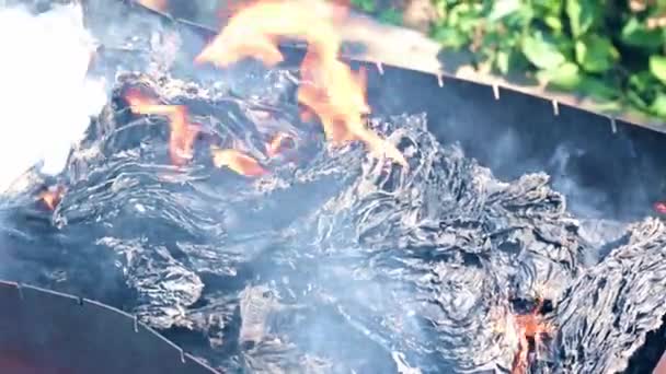 Papierdokumente Einem Metallkessel Verbrennen — Stockvideo