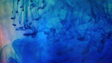 sıvı ve mürekvit karıştırırken güzel desenler