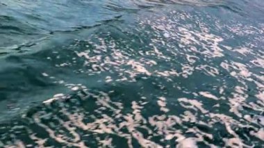 deniz yüzeyinde teknenin hareketinden iz