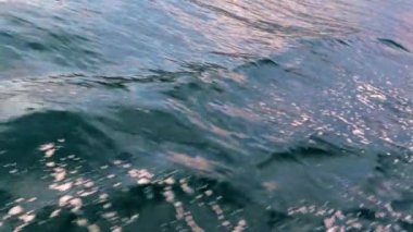 deniz yüzeyinde teknenin hareketinden iz