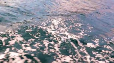 deniz yüzeyinde teknenin hareketinden iz