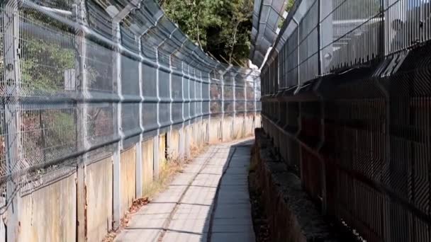 clôtures métalliques du passage piétonnier dans la prison 