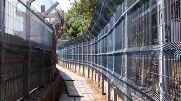 clôtures métalliques du passage piétonnier dans la prison 