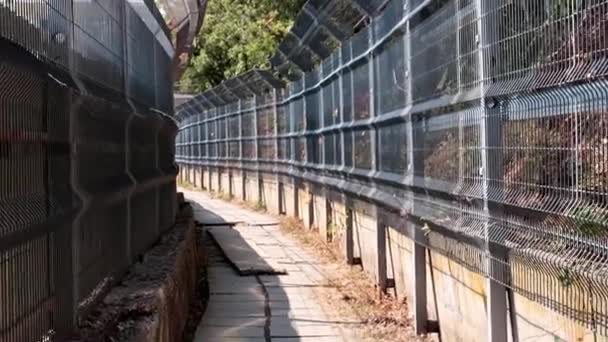 clôtures métalliques du passage piétonnier dans la prison 