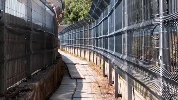 clôtures métalliques du passage piétonnier dans la prison 