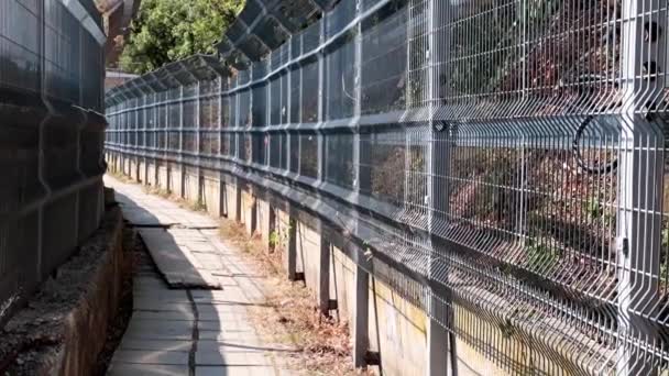 clôtures métalliques du passage piétonnier dans la prison 