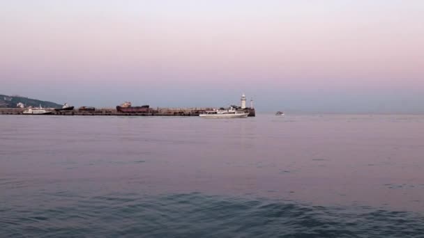 Hafenleuchtturm Und Segelschiffe Abend — Stockvideo