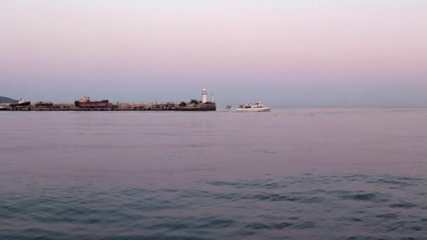 港口灯塔和帆船在晚上 — 图库视频影像