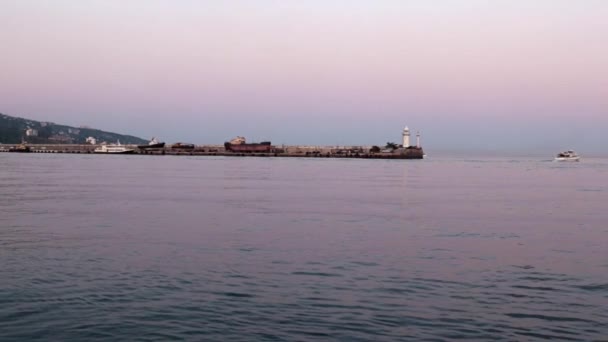 港口灯塔和帆船在晚上 — 图库视频影像